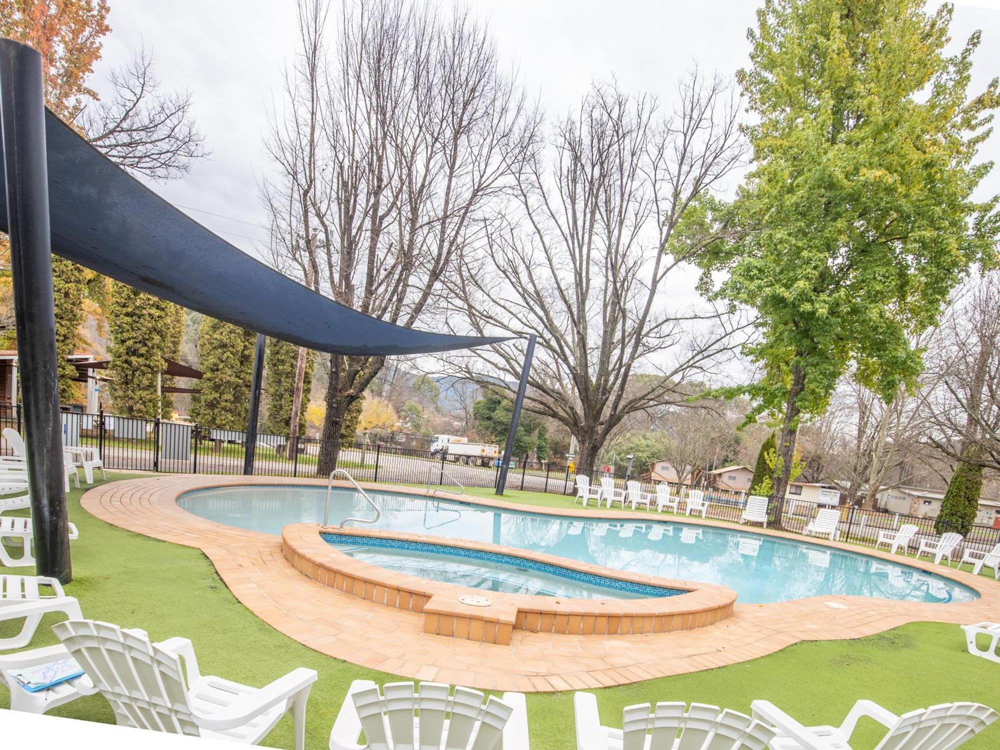 Nrma Bright Holiday Park Exterior photo
